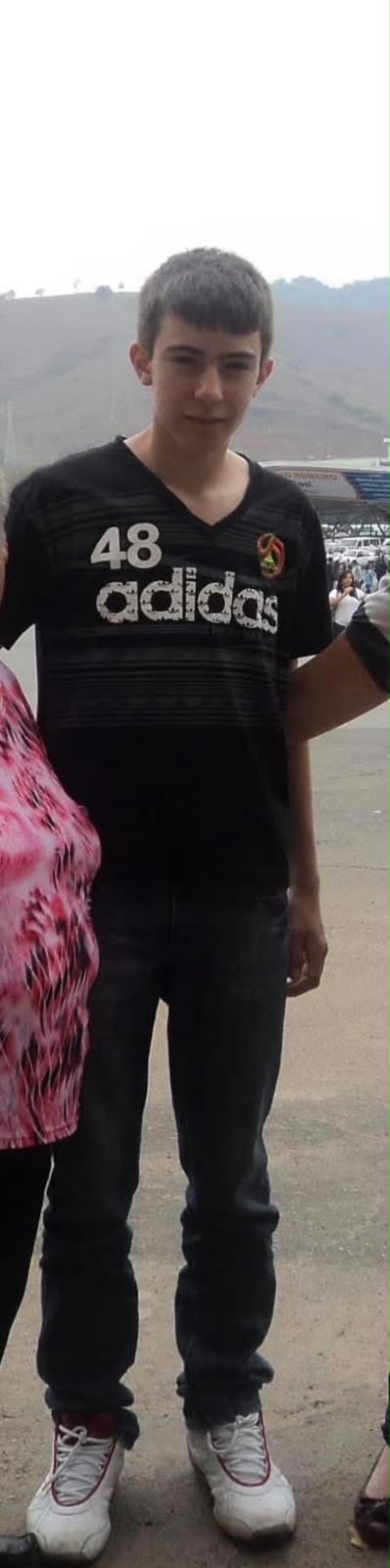 Luis Lopes jovem, magro, usando camiseta preta