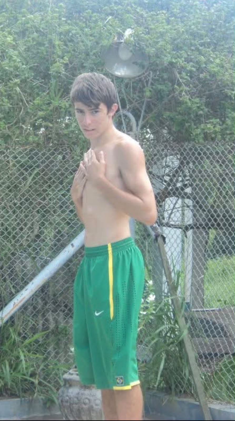Luis Lopes na adolescência, com físico magro e shorts verde