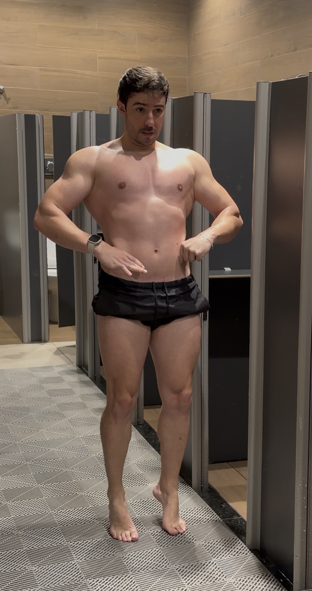 Luis Lopes mostrando o físico atual no vestiário da academia
