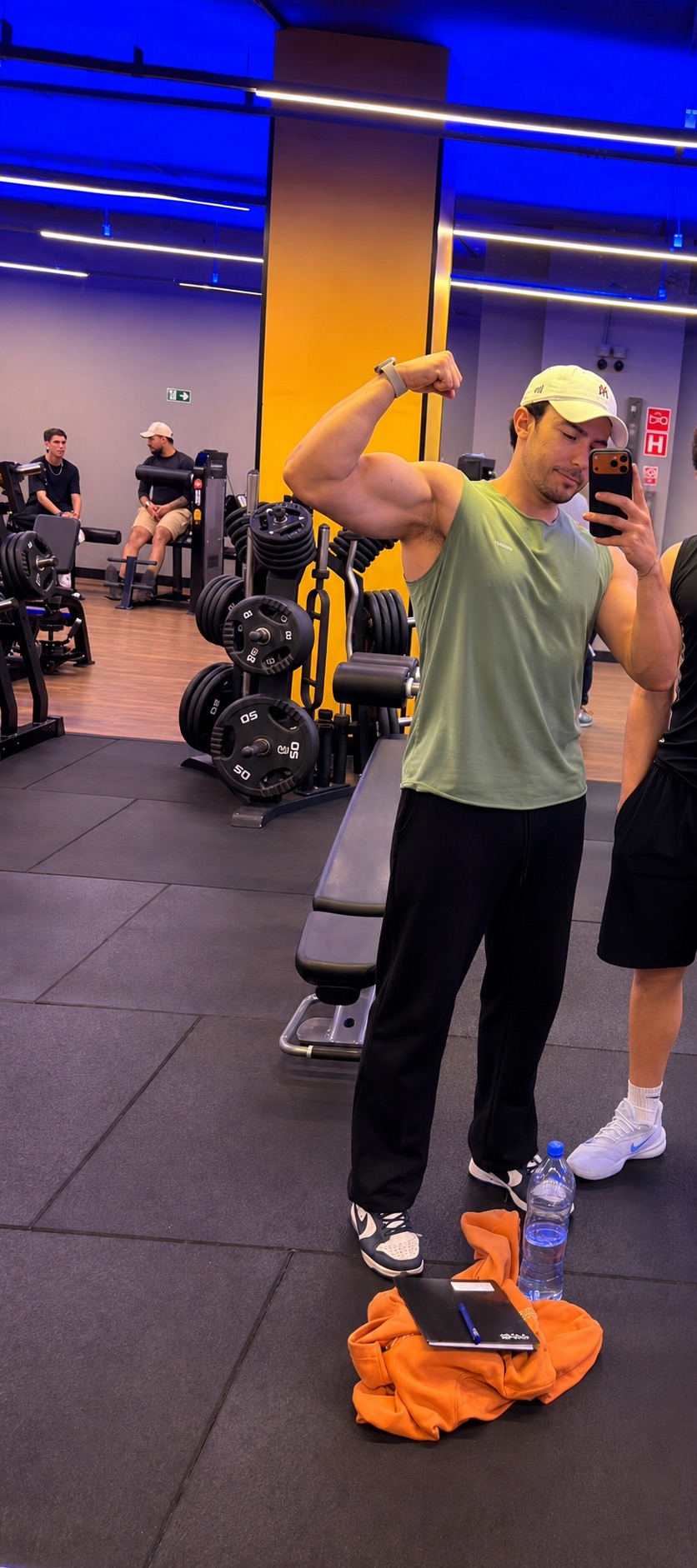 Luis Lopes mostrando sua evolução diante do espelho da academia