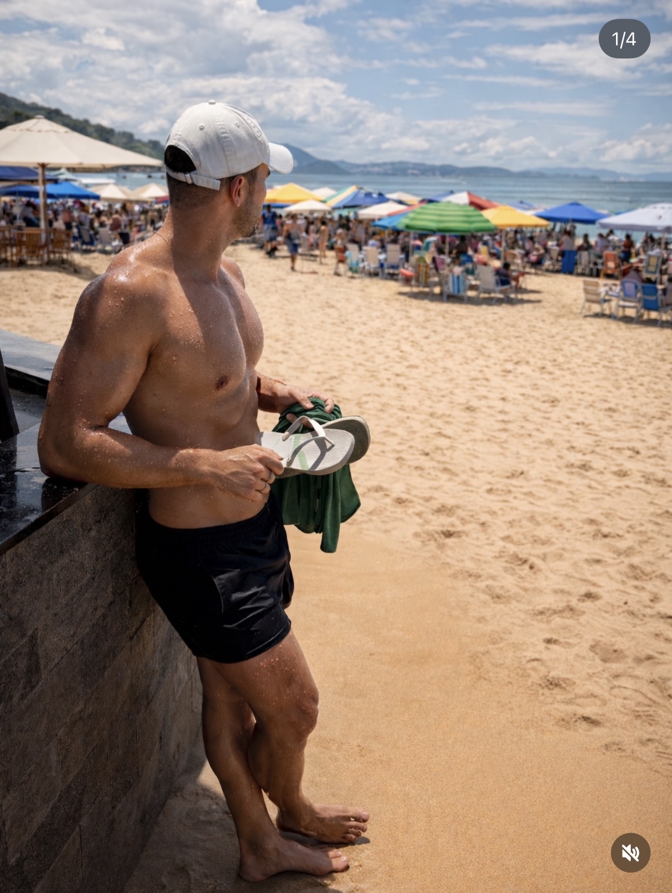 Luis Lopes com o físico atual em uma praia